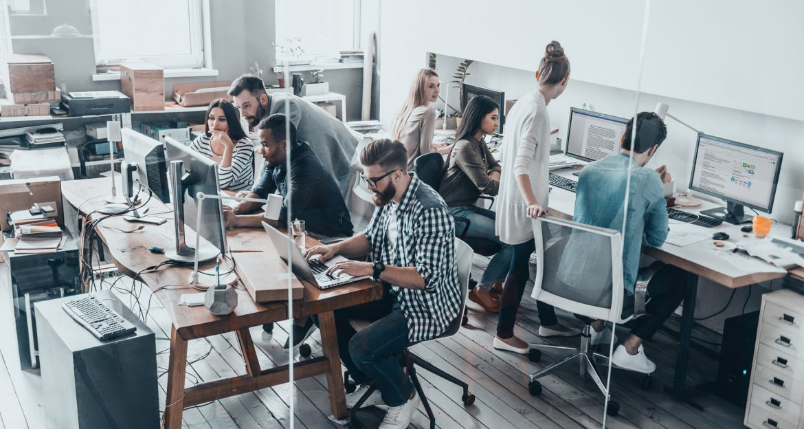 Salle avec des personnes collaborant entre elles